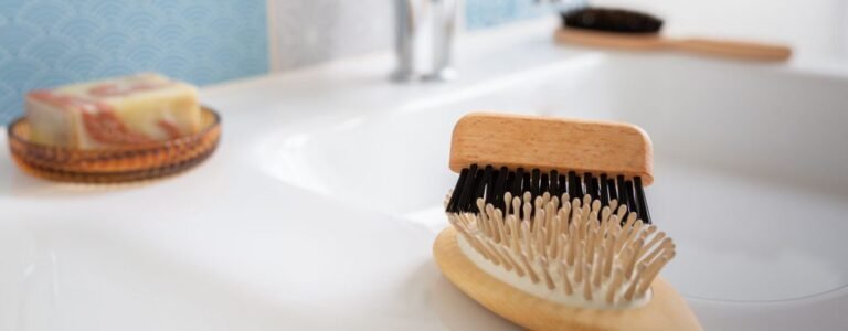 Comment nettoyer une brosse à cheveux : la méthode étape par étape Comment nettoyer une brosse à cheveux